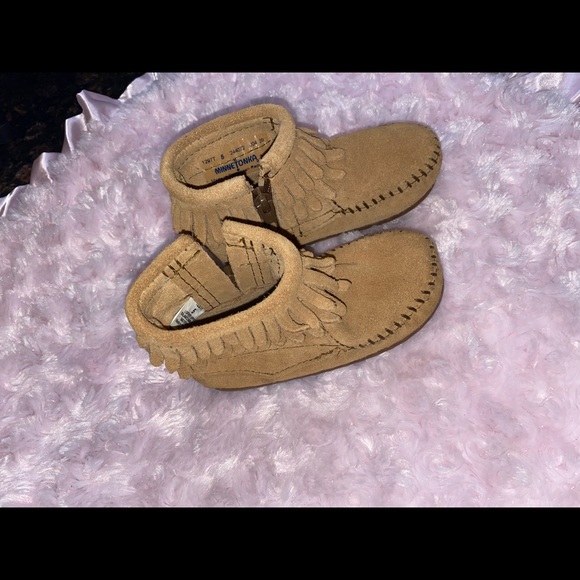 🧸🤎Minnetonka Infant Double Fringe Bootie Taupe🤎🧸 - Picture 4 of 5